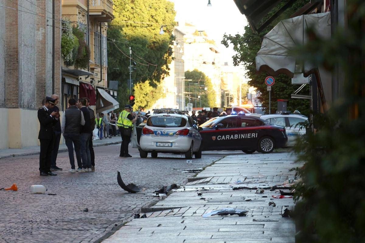 Auto sulla folla a Modena, gravi ma stabili le condizioni di quattro feriti