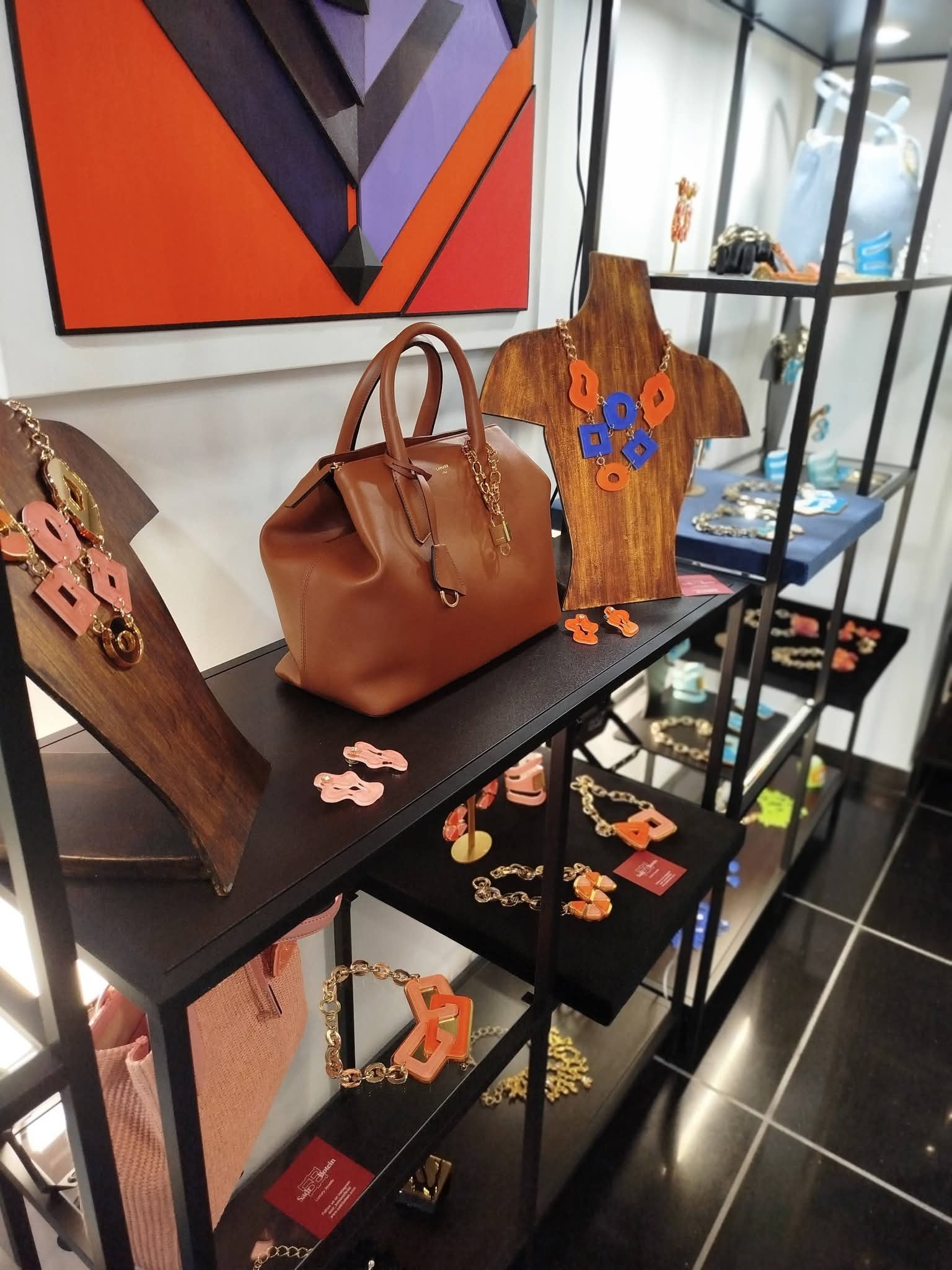 Sadr Botein e Lamarr: il “quiet luxury” brilla nella boutique di Via Imbriani