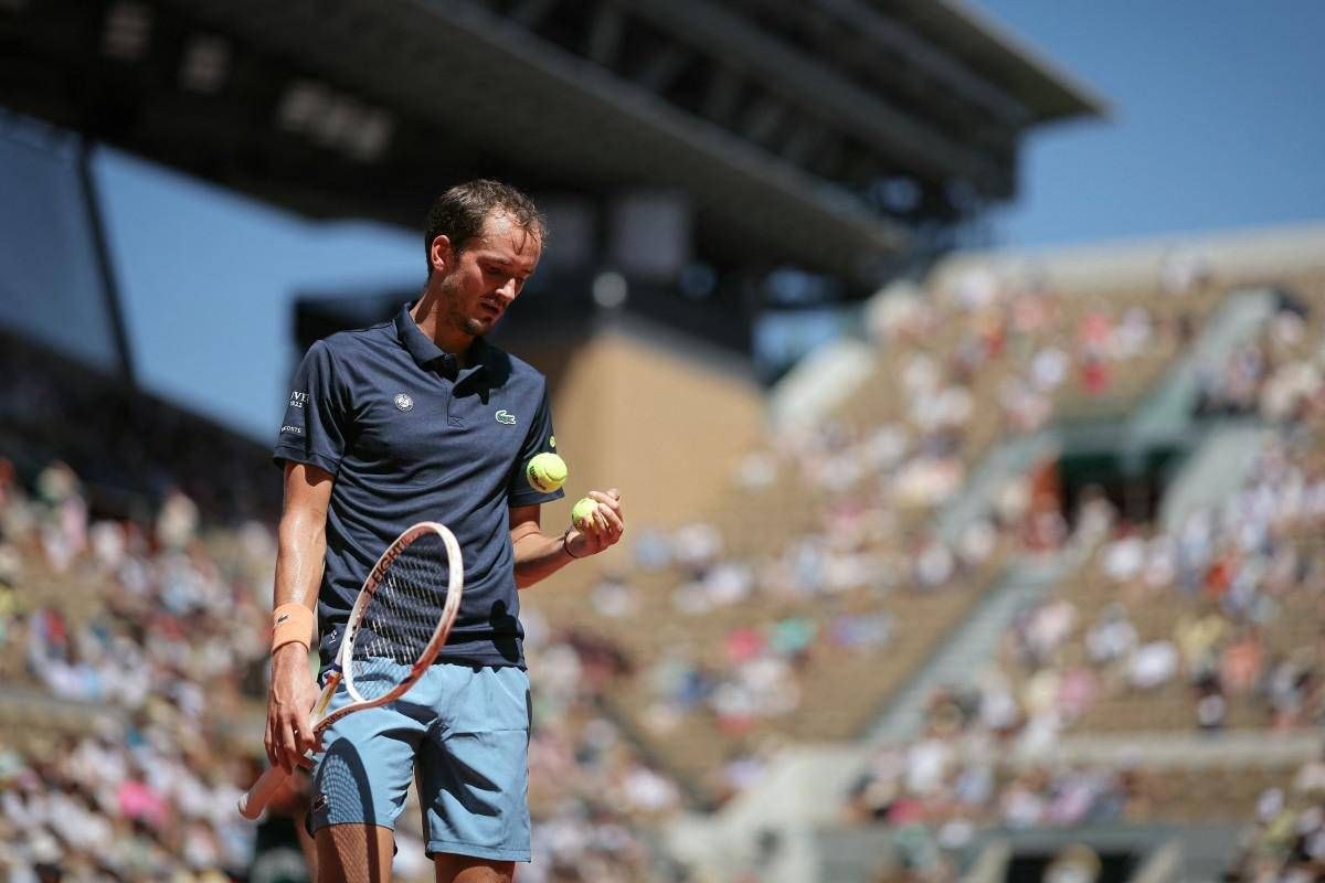 Roland Garros, Medvedev soffre il caldo e litiga con la moglie: “Comportati bene”