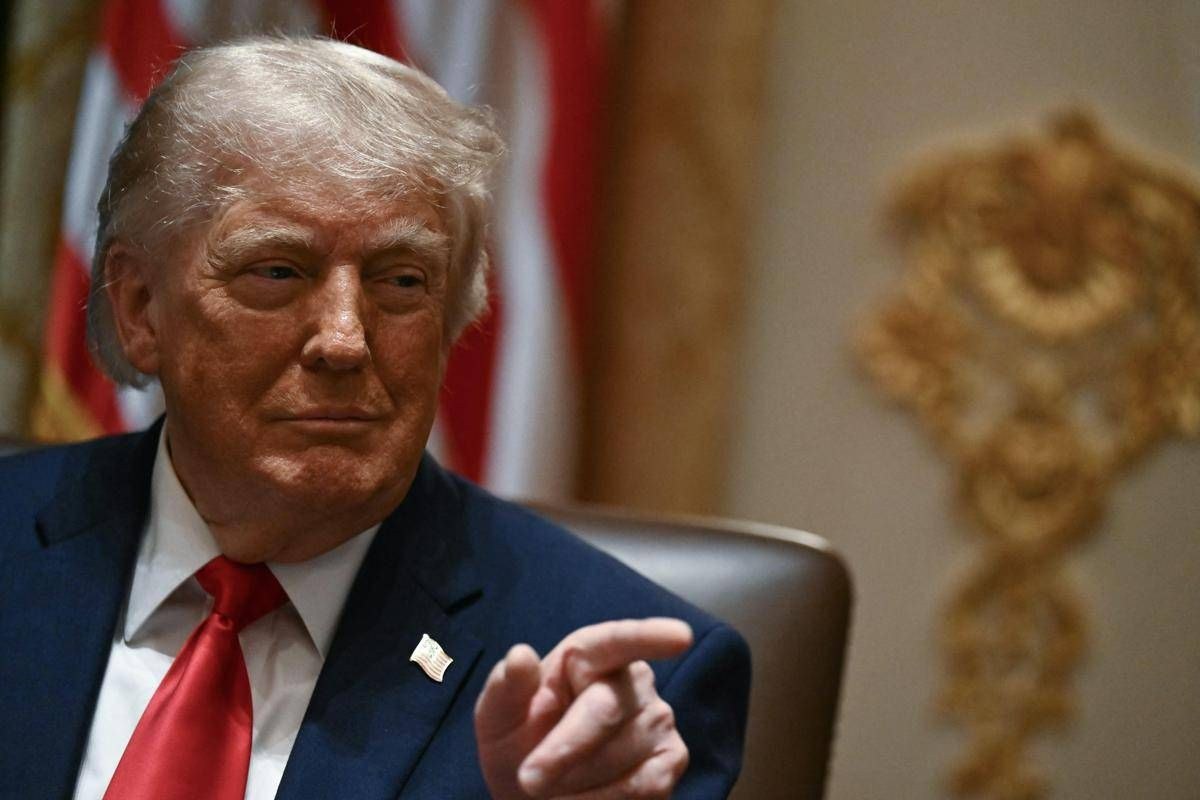Trump torna ad attaccare il Papa: “Qualcuno gli spieghi che il sindaco di Chicago è inutile e che l’Iran non può avere l’arma nucleare”