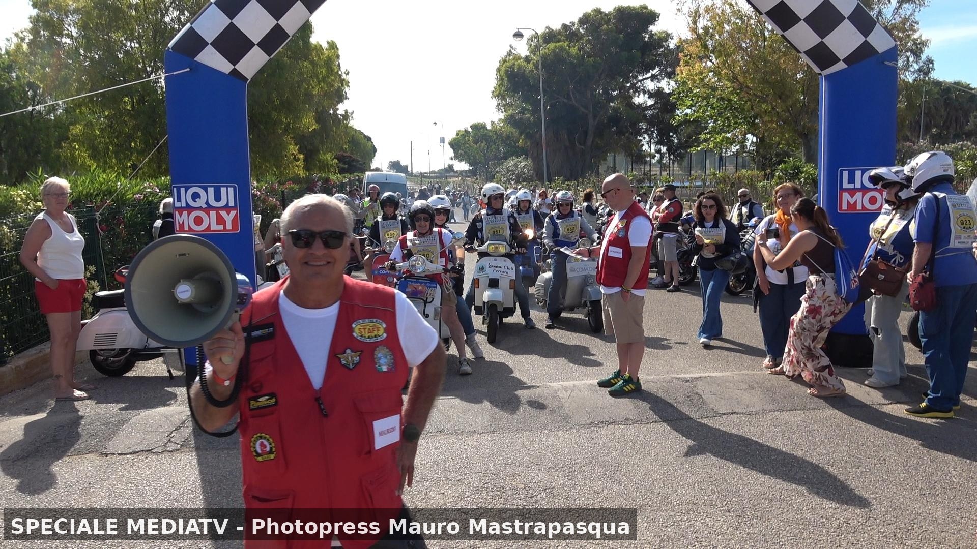 Giro dei Tre Mari 2026, vent’anni di passione Vespa: centinaia di equipaggi tra Valle d’Itria e Salento
