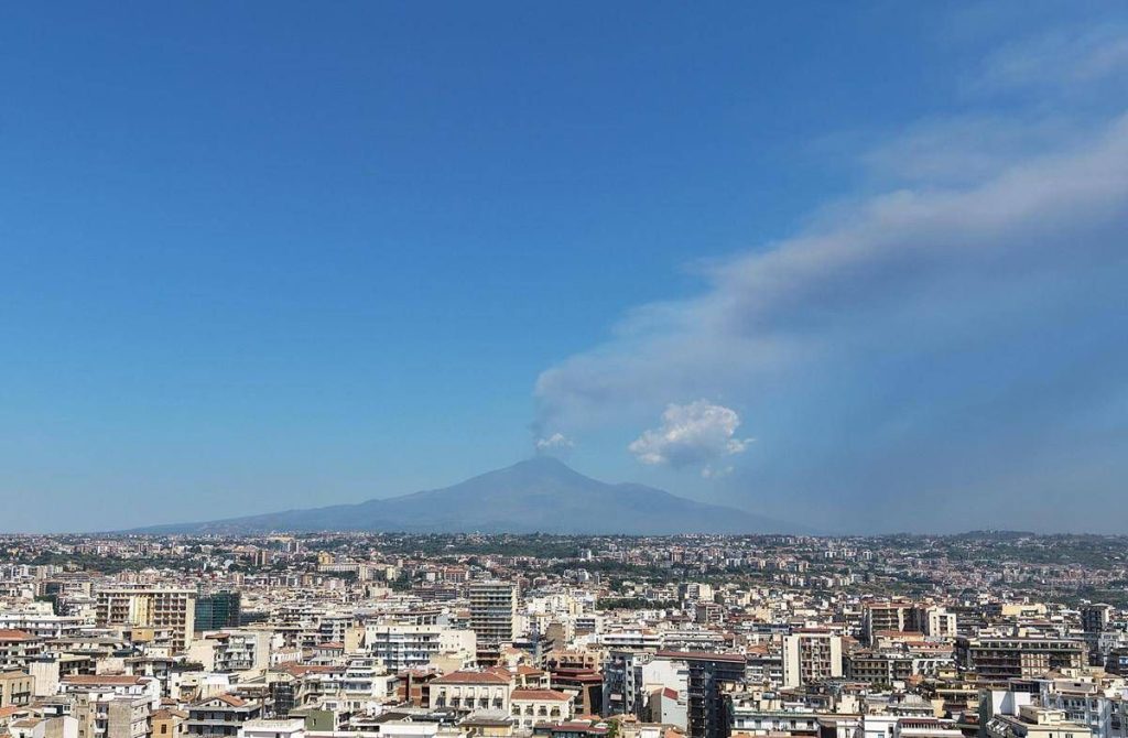 Etna, nube di cenere di 4 chilometri dal vulcano: scatta allerta rossa per l’aviazione