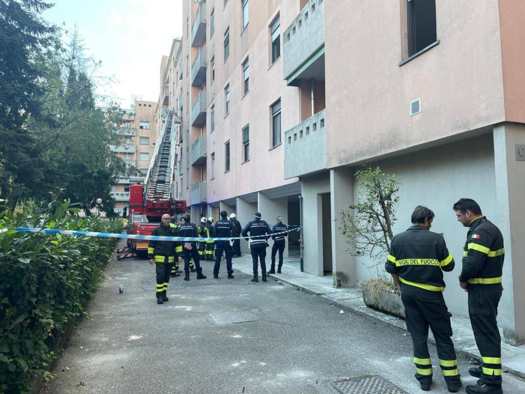 Anziana morta nel rogo a Milano: portato in ospedale l’inquilino sospettato dell’incendio