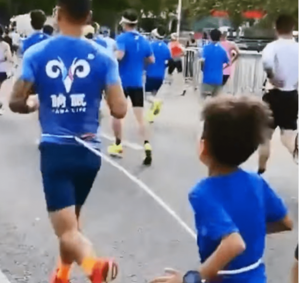 Bambino legato e costretto a correre una mezza maratona: runner squalificato tre anni