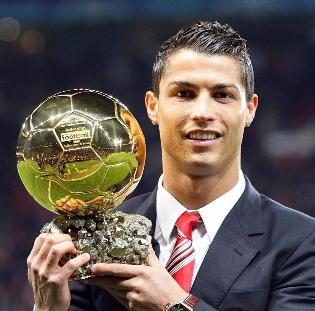 Cristiano Ronaldo batte Messi, è suo il Pallone d’Oro di tutti i tempi. Poi sui social: “Il calcio è dei tifosi!”