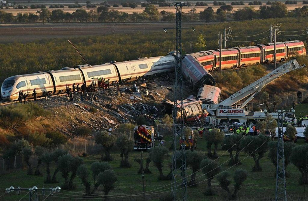 Disastro ferroviario in Spagna, il lutto e le indagini: “Via libera al treno nonostante convoglio fermo sui binari”