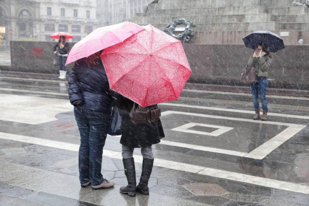 Meteo, weekend di freddo e maltempo: crollano le temperature, temporali e neve a 1.000 metri