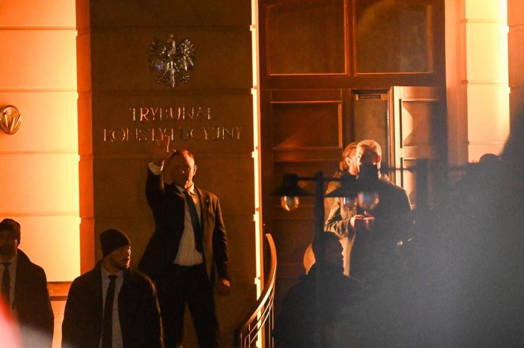 Polonia, scontro su Corte Costituzionale e Nawrocki forza ingresso nella sede: “Tusk minaccia sicurezza nazionale”
