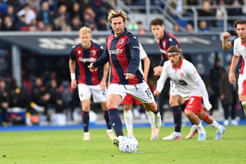 Serie A, il Bologna vince 2-1 in rimonta sul Monza: Pobega e Bernardeschi su rigore stendono i brianzoli