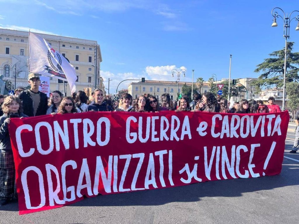 Studenti e lavoratori in piazza, cortei in tutta Italia: scontri a Roma e Torino