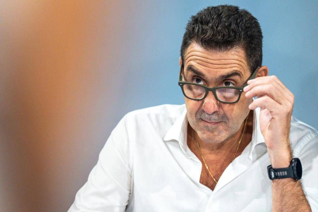 Vannacci perde quasi l’1%, crescono Fratelli d’Italia, Lega, Pd e M5S: il sondaggio